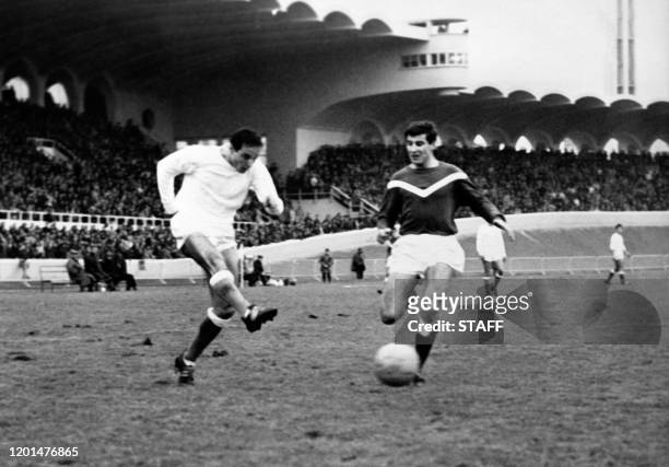 Ailier marseillais Etienne Sansonnetti tire au but sous les yeux du Girondain André Chorda, le 06 janvier 1963 à Bordeaux, lors du match opposant...