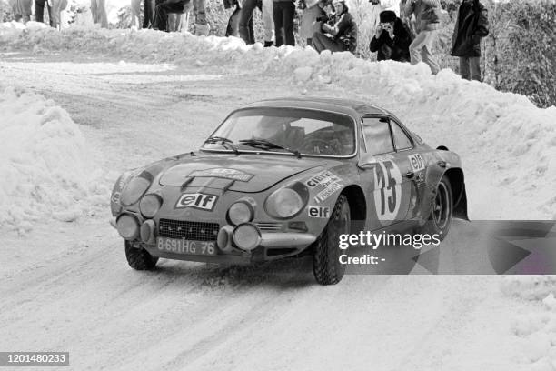 Photo prise le 25 janvier 1973 de la voiture numéro 15 de l'équipe "Renault Alpine" pilotée par Ove Andersson et Jean Todt pendant un passage du...