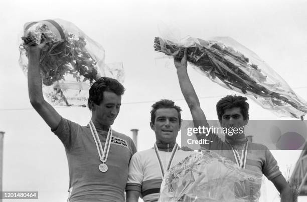 Le cycliste français Bernard Hinault, entouré de l'italien Gianbattista Baronchelli et de l'espagnol Juan Fernández Martín , pose sur le podium...
