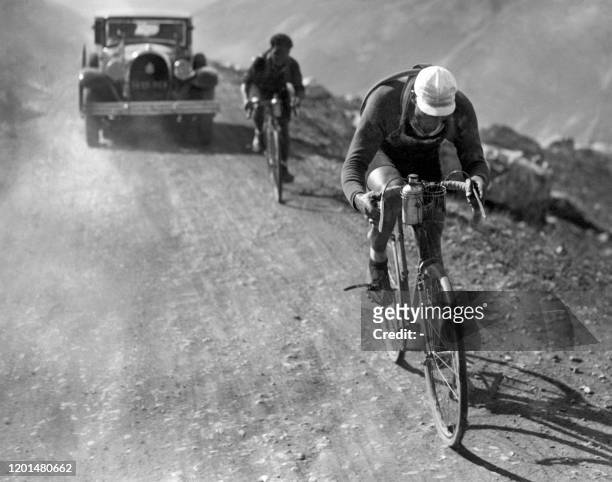 Photo prise le 21 juillet 1930 d'un cycliste lors de la 16è étape du Tour de France entre Grenoble et Evian.
