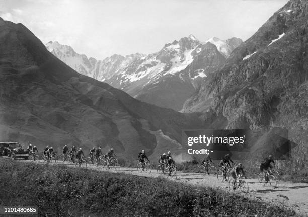 Photo prise le 21 juillet 1930 du peloton lors d'une étape de montagne de la 16è étape du Tour de France entre Grenoble et Evian.