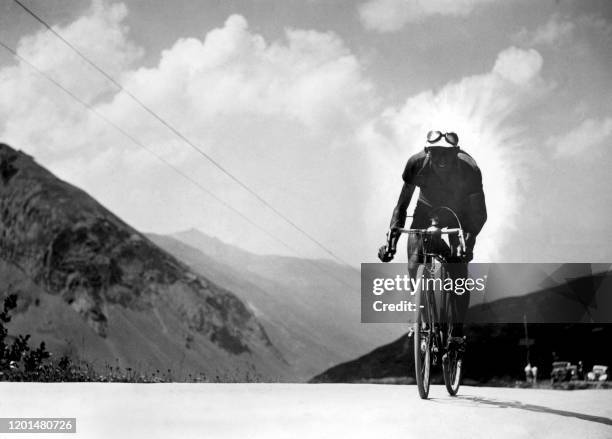 Federico Ezquerra gravit le col du Galibier, le 10 juillet 1934, lors de la 7è étape du Tour de France entre Aix-les-Bains et Grenoble.