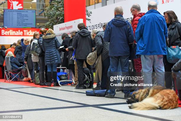 February 2020, Berlin: People wait in front of a ticket counter in the Berliner Arkaden at Potsdamer Platz to buy tickets for the Berlinale. Advance...