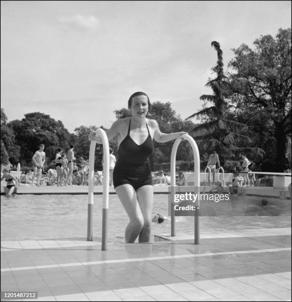 Photo non datée de Monique Berlioux sortant de la piscine. Monique Berlioux, spécialiste du dos a été 40 fois championne de France entre 1940 et...