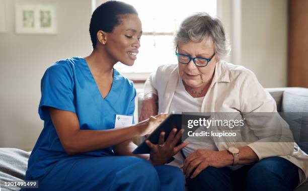 améliorer la qualité des soins de santé grâce à la technologie numérique - aide patient médecin photos et images de collection