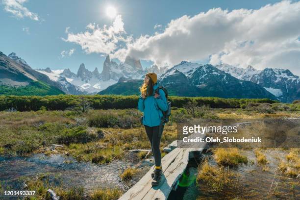 frau wandert in der nähe des fitz roy berges in patagonien - chile stock-fotos und bilder