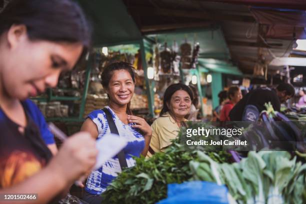 mujeres filipinas que trabajan en el mercado de puerto princesa, palawan - philippines women fotografías e imágenes de stock