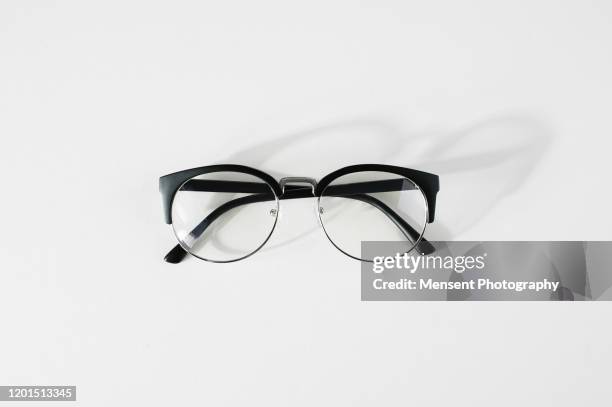 glasses in white background - brille freisteller stock-fotos und bilder