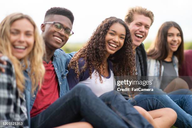 post secondary students outside auf break stockfoto - indischer subkontinent abstammung stock-fotos und bilder