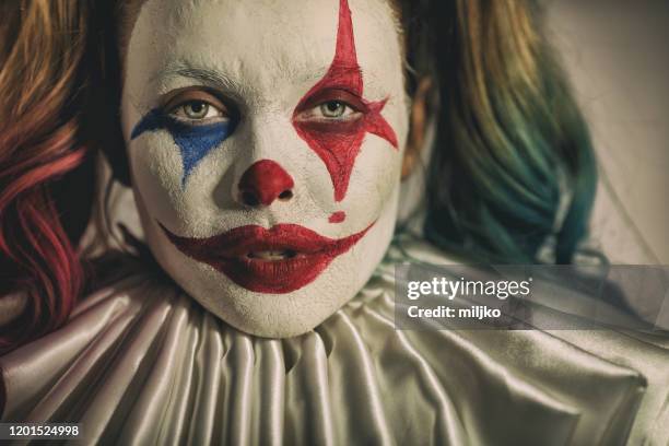 mujer joven con maquillaje joker - scary clown makeup fotograf�ías e imágenes de stock