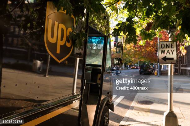 177.073 Imagenes De Ups Stock Photos, High-Res Pictures, and Images ...
