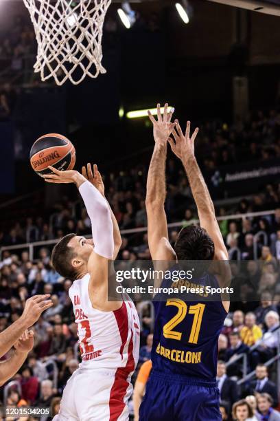 Billy Baron of Crvena Zvezda mts Belgrade competes with Alex Abrines of FC Barcelona during the Turkish Airlines EuroLeague basketball match played...