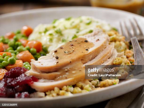 roast turkiet middag - stuffing food bildbanksfoton och bilder