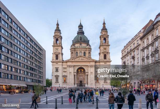 zrinyi utca straße und stephansdom in budapest, ungarn - saint eloi stock-fotos und bilder