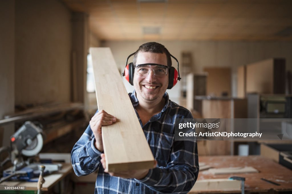 Schreiner in der Werkstatt