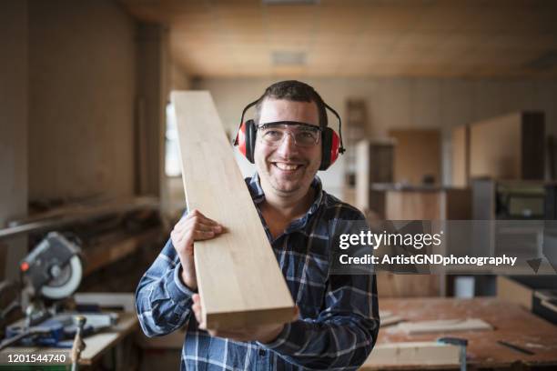 schreiner in der werkstatt - smiling professional at work tools stock-fotos und bilder