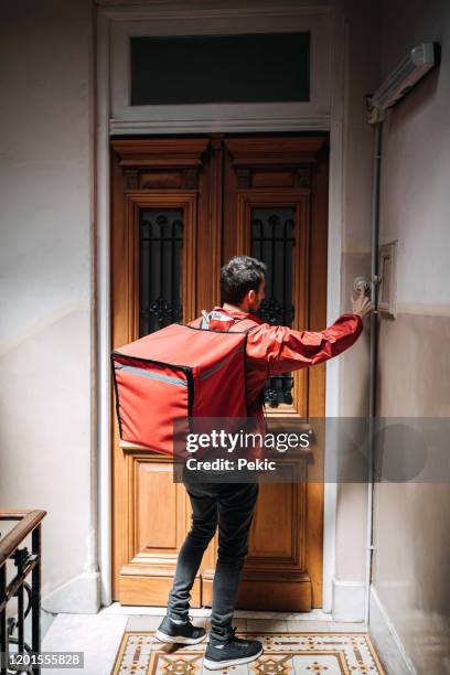 homem entregando comida e procurando apartamento certo - ringing doorbell - fotografias e filmes do acervo