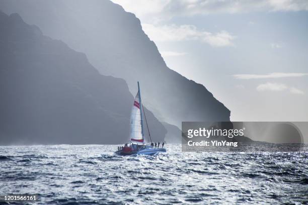 mysteriöse misty na pali coast and waimea canyon, kauai, hawaii - catamaran sailing stock-fotos und bilder