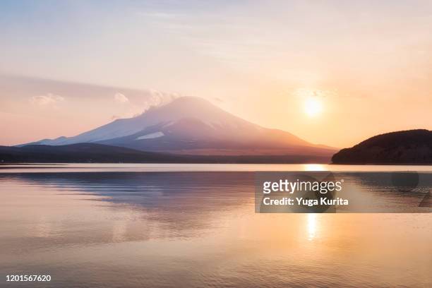 mt. fuji over lake yamanaka at sunset - orilla del lago fotografías e imágenes de stock