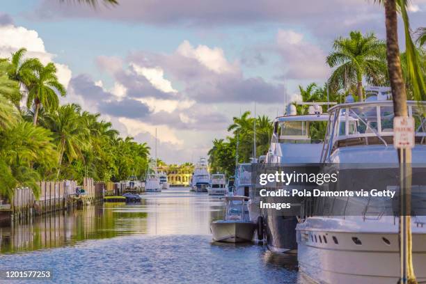 sun coming down at sunset in fort lauderdale canals. luxury yachts in las olas boulevard, florida, usa - fort lauderdale stock-fotos und bilder