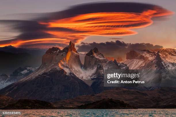 lenticular clouds at dawn in torres del paine, chile - alpenglow - fotografias e filmes do acervo