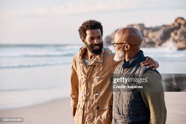 vater und sohn, beste knospen fürs leben - old man son stock-fotos und bilder