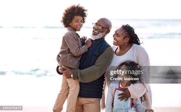 no hay amor como el amor de un abuelo - grandmother and grandchild beach fotografías e imágenes de stock