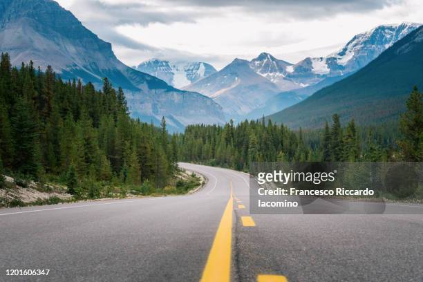 icefields parkway, world famous scenic road in the canadian rockies - tweebaansweg stockfoto's en -beelden
