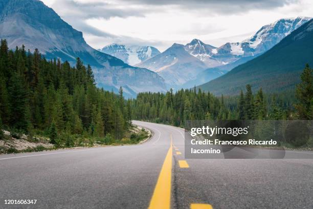icefields parkway, world famous scenic road in the canadian rockies - two lane highway 個照片及圖片檔