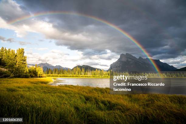 rainbow at sunset, vermillion lakes, banff national park, canada - canadian wilderness foto e immagini stock