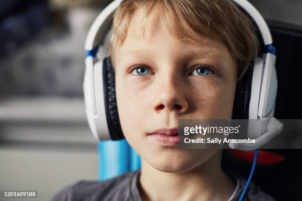 child playing video games - playing computer games stock-fotos und bilder