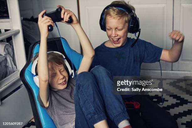two children playing video games together - 10 11 jaar stockfoto's en -beelden