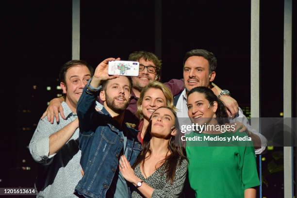 Juan Carlos Vives, Luis Arrieta, Ludwika Paleta, Michel Brown, MArcela Guirado, Alex de la Madrid and Tiare Scanda act in the play 'Perfectos...