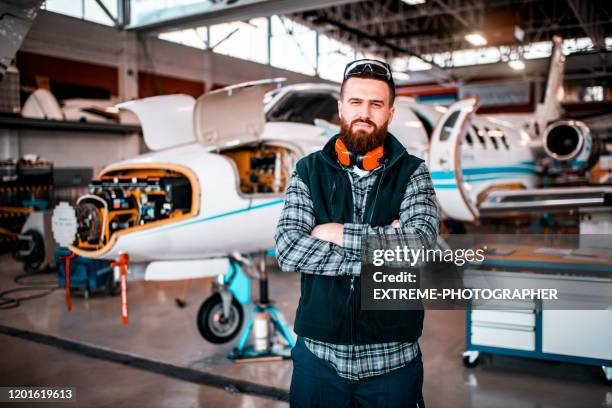 mécanicien d'avion dans un hangar de réparation - aviation-générale photos et images de collection
