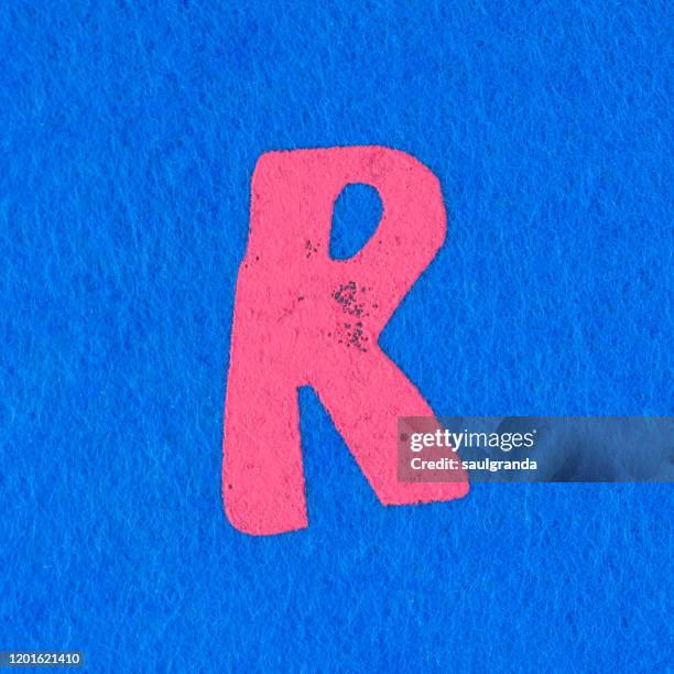 capital letter r painted on felt - letra r fotografías e imágenes de stock