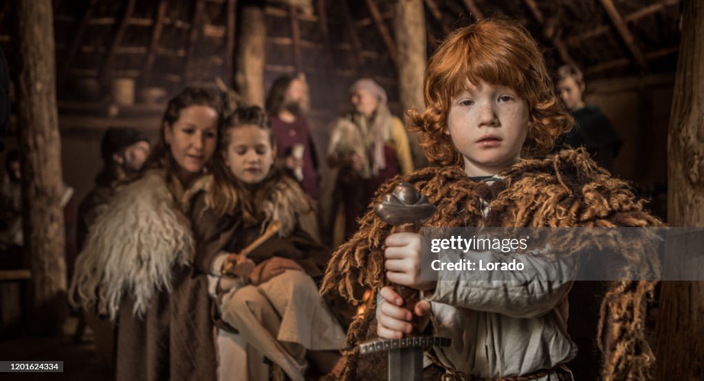 Adepto por qué Vientre taiko Niños Vikingos En Un Asentamiento De Pueblo Vikingo Foto de stock - Getty  Images