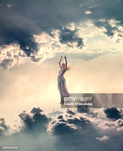 libertad - levitación fotografías e imágenes de stock