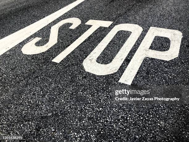 stop marking on street - dividing line road marking fotografías e imágenes de stock