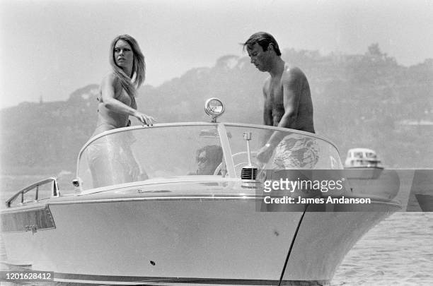 Brigitte Bardot sur son bâteau à la Madrague à Saint-Tropez direction Nice avec Luigi Rizzi