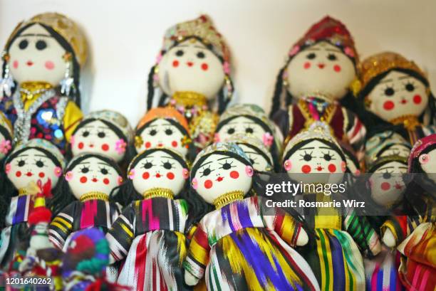 traditional hand-made rag dolls sold in samarkand, uzbekistan - boneca de pano - fotografias e filmes do acervo