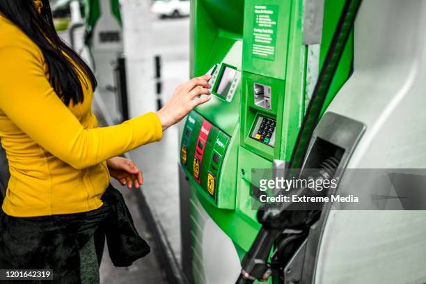 pagamento contactless in un distributore di benzina - bio diesel foto e immagini stock