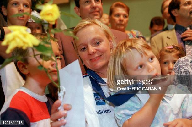 La nageuse Béatrice Hess , six fois médaillée d'or aux jeux paralympiques d'Atlanta, et athlète la plus titrée, est reçue, le 27 août 1996, par ses...