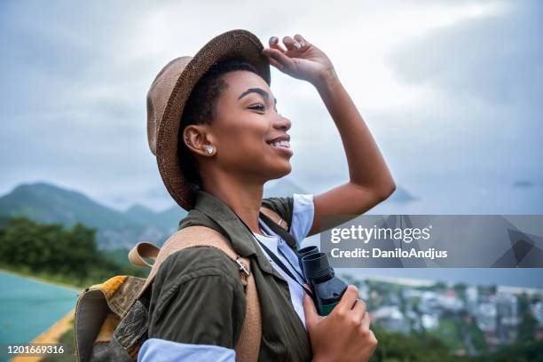 休息時快樂的女孩登山者 - explorer 個照片及圖片檔