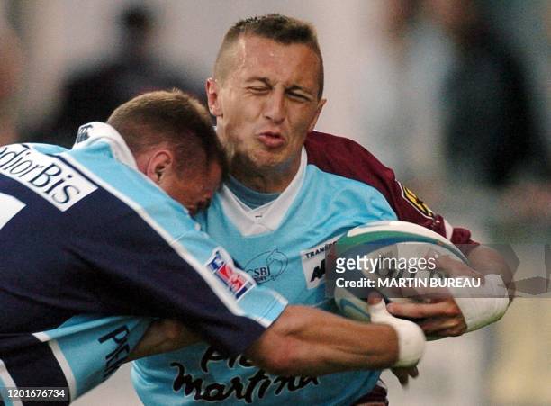 L'ailier berjallien Jean-François Coux percute l'ailier castrais Lhande , le 28 mai 2004 au Stade Pierre Rajon de Bourgoin-Jallieu, lors du match...