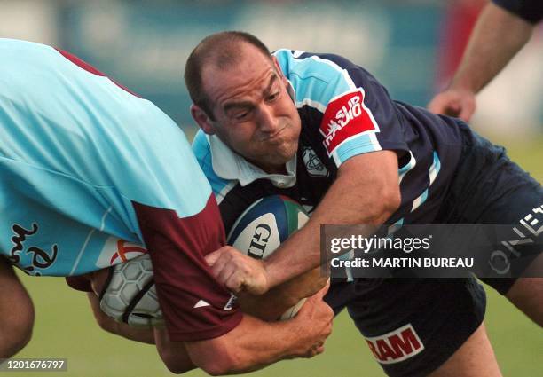 Le talonneur castrais Mario Ledesma percute un joueur berjallien, le 28 mai 2004 au Stade Pierre Rajon de Bourgoin-Jallieu, lors du match opposant le...