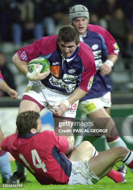 Le berjallien Pierre Raschi percute le gallois Mark Jones lors de la rencontre de rugby Bourgoin/Llanelli, le 18 octobre 2002, lors de la première...