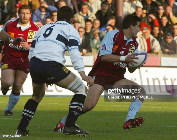 Le Berjallien Benjamin Boyet échappe à l'Agenais Matthieu Lievremont sous les yeux de son coéquipier Sébastien Chabal, le 20 avril 2002 au stade...