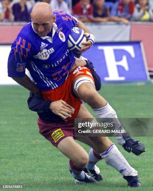 Le Parisien Christophe Moni , auteur du 2e essai de son équipe, est plaqué par le Berjallien Franck Alazet, le 16 septembre 2000 au stade...