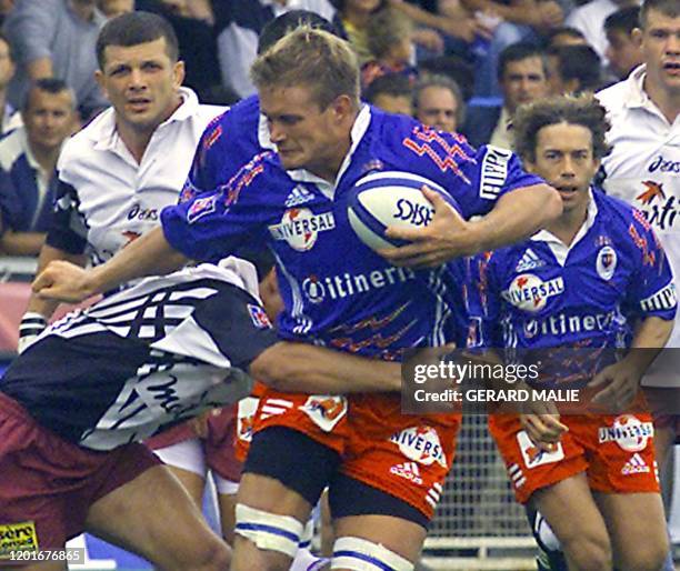 Le centre parisien Cliff Mytton est contré par le Berjallien Benjamin Boyet, sous le regard de son coéquipier Diego Dominguez , le 16 septembre 2000...