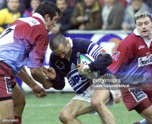 L'Agenais Christophe Deylaud tente de déborder le Berjallien Sebastien Chabal , le 30 janvier 2000 au stade Pierre-Rajon à Bourgoin-Jaillieux, lors...